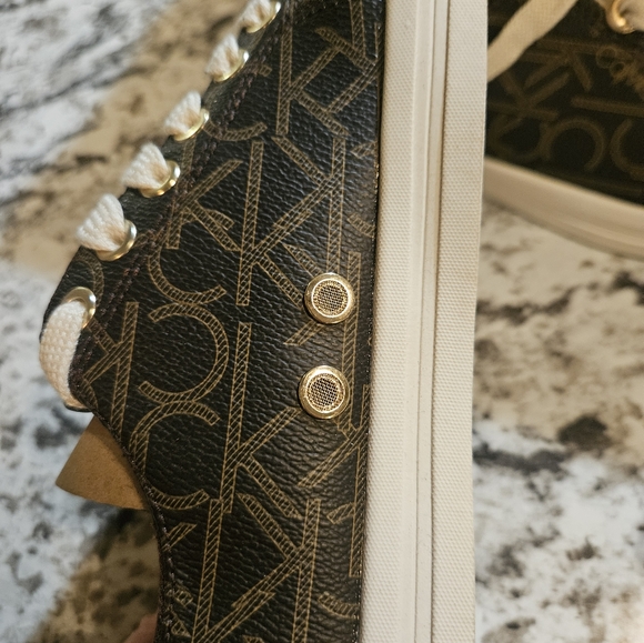 NIB Calvin Klein logo shoes size 6 - Picture 3 of 5